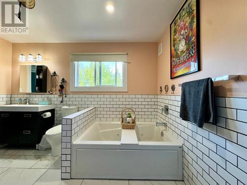 505 10Th Street, Golden, BC - Indoor Photo Showing Bathroom