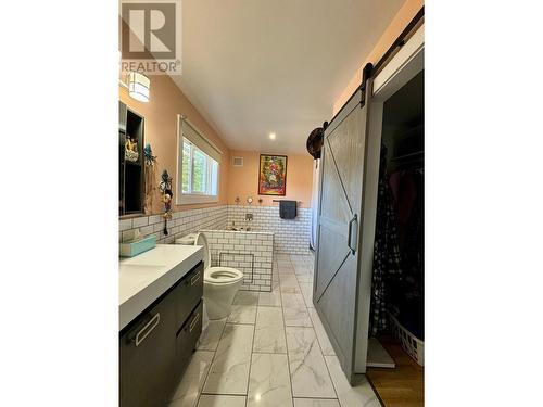 505 10Th Street, Golden, BC - Indoor Photo Showing Bathroom