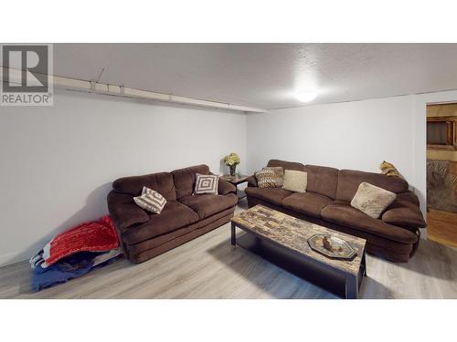 505 10Th Street, Golden, BC - Indoor Photo Showing Living Room