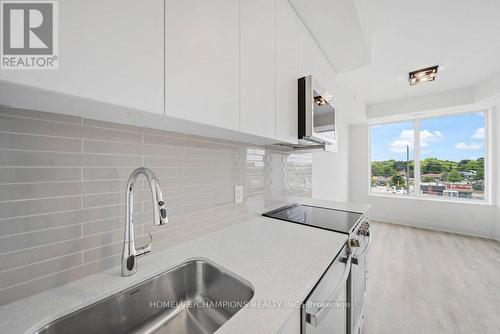 318 - 185 Deerfield Road, Newmarket (Central Newmarket), ON - Indoor Photo Showing Kitchen