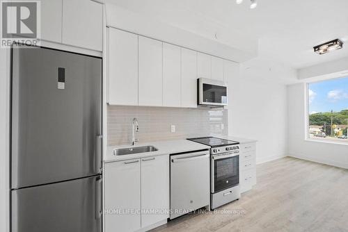 318 - 185 Deerfield Road, Newmarket (Central Newmarket), ON - Indoor Photo Showing Kitchen With Upgraded Kitchen