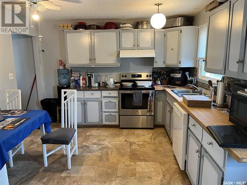 128 1St Avenue S, Coronach, SK - Indoor Photo Showing Kitchen With Double Sink