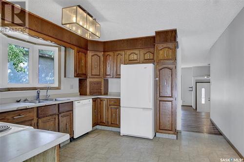 2723 Partridge Crescent, Regina, SK - Indoor Photo Showing Kitchen With Double Sink