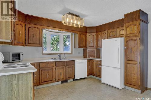 2723 Partridge Crescent, Regina, SK - Indoor Photo Showing Kitchen With Double Sink