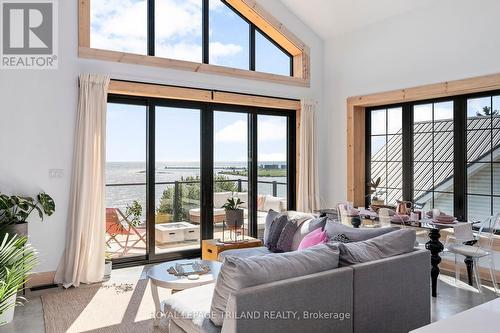 164 Brayside Street, Central Elgin (Port Stanley), ON - Indoor Photo Showing Living Room