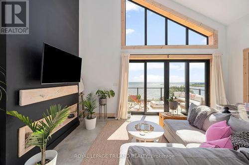 164 Brayside Street, Central Elgin (Port Stanley), ON - Indoor Photo Showing Living Room