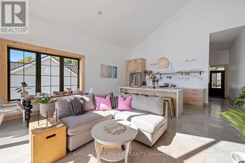 164 Brayside Street, Central Elgin (Port Stanley), ON - Indoor Photo Showing Living Room