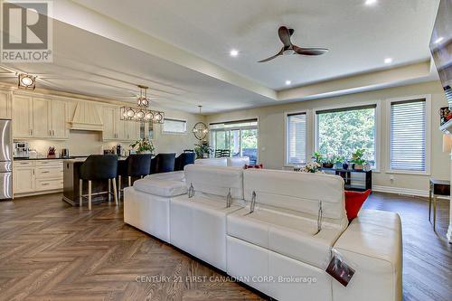 2129 Lockwood Crescent, Strathroy-Caradoc (Mount Brydges), ON - Indoor Photo Showing Living Room