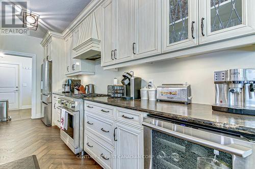 2129 Lockwood Crescent, Strathroy-Caradoc (Mount Brydges), ON - Indoor Photo Showing Kitchen With Upgraded Kitchen