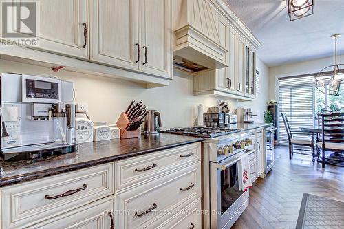 2129 Lockwood Crescent, Strathroy-Caradoc (Mount Brydges), ON - Indoor Photo Showing Kitchen With Upgraded Kitchen