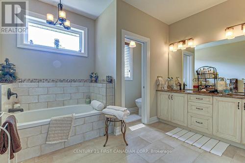 2129 Lockwood Crescent, Strathroy-Caradoc (Mount Brydges), ON - Indoor Photo Showing Bathroom