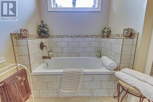 2129 Lockwood Crescent, Strathroy-Caradoc (Mount Brydges), ON - Indoor Photo Showing Bathroom