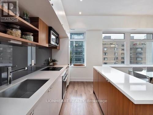 605 - 111 St Clair Avenue W, Toronto (Yonge-St. Clair), ON - Indoor Photo Showing Kitchen With Upgraded Kitchen