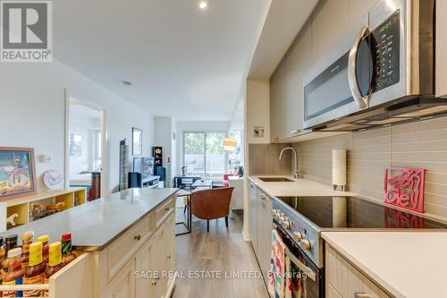 411 - 2301 Danforth Avenue, Toronto (East End-Danforth), ON - Indoor Photo Showing Kitchen With Upgraded Kitchen