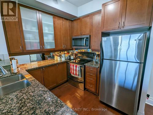 308 - 39 Upper Duke Crescent, Markham (Unionville), ON - Indoor Photo Showing Kitchen With Double Sink