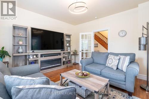 62 Fletcher Crescent, New Tecumseth, ON - Indoor Photo Showing Living Room