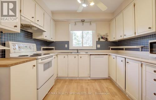 2312 Homelands Drive, Mississauga, ON - Indoor Photo Showing Kitchen