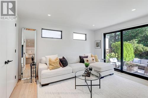 2107 Courtland Crescent, Mississauga, ON - Indoor Photo Showing Living Room