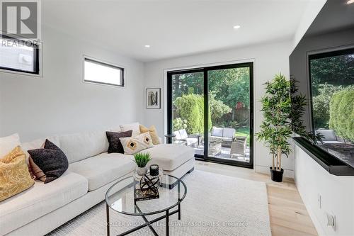 2107 Courtland Crescent, Mississauga, ON - Indoor Photo Showing Living Room