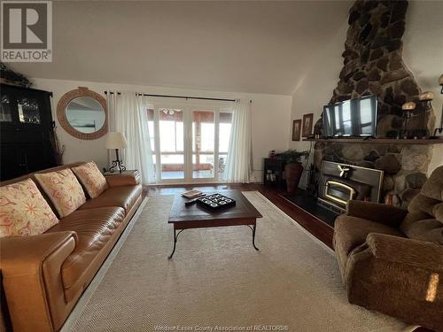 1429-1431 East Shore Road, Pelee Island, ON - Indoor Photo Showing Living Room With Fireplace