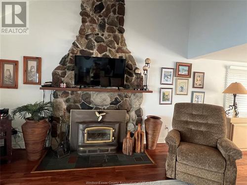 1429-1431 East Shore Road, Pelee Island, ON - Indoor Photo Showing Living Room With Fireplace