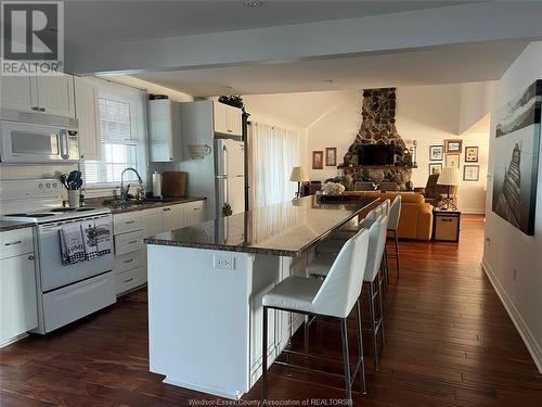 1429-1431 East Shore Road, Pelee Island, ON - Indoor Photo Showing Kitchen