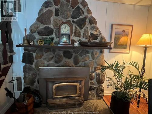 1429-1431 East Shore Road, Pelee Island, ON - Indoor Photo Showing Living Room With Fireplace