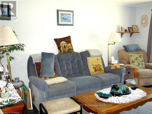 52 Sussex Square, Georgian Bluffs, ON - Indoor Photo Showing Living Room