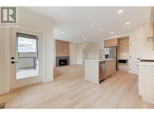 853 Kinnear Court, Kelowna, BC - Indoor Photo Showing Kitchen