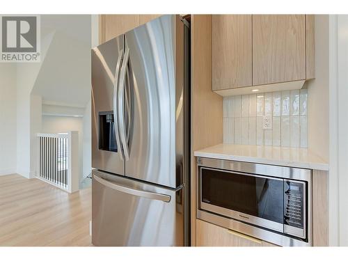 853 Kinnear Court, Kelowna, BC - Indoor Photo Showing Kitchen