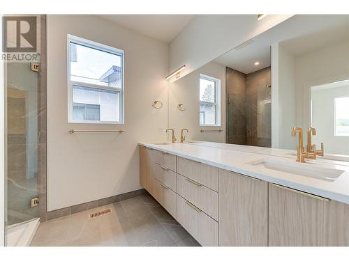 853 Kinnear Court, Kelowna, BC - Indoor Photo Showing Bathroom