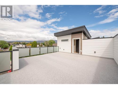 853 Kinnear Court, Kelowna, BC - Outdoor With Exterior