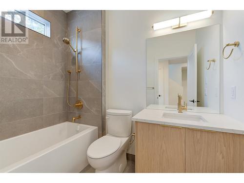 853 Kinnear Court, Kelowna, BC - Indoor Photo Showing Bathroom