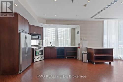 1109 - 300 Bloor Street E, Toronto (Rosedale-Moore Park), ON - Indoor Photo Showing Kitchen