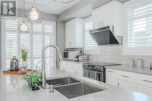 121 Lovett Lane, Guelph, ON - Indoor Photo Showing Kitchen With Double Sink With Upgraded Kitchen