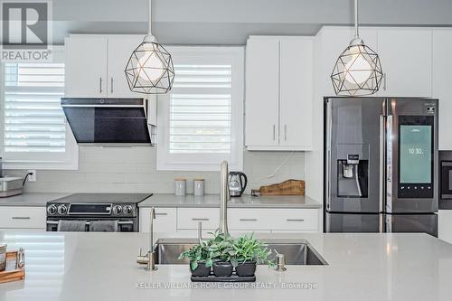 121 Lovett Lane, Guelph (Hanlon Creek), ON - Indoor Photo Showing Kitchen With Upgraded Kitchen