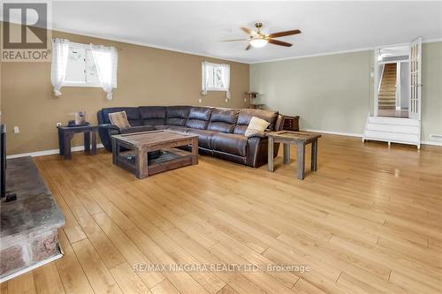 2503 Coral Avenue, Fort Erie, ON - Indoor Photo Showing Living Room