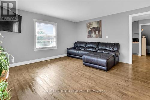 2503 Coral Avenue, Fort Erie, ON - Indoor Photo Showing Living Room