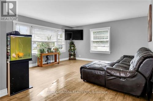 2503 Coral Avenue, Fort Erie, ON - Indoor Photo Showing Living Room