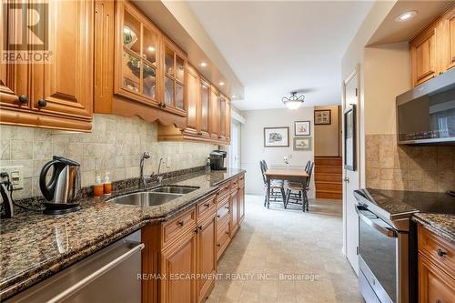 31 Ackland Street, Hamilton (Stoney Creek Mountain), ON - Indoor Photo Showing Kitchen With Double Sink With Upgraded Kitchen