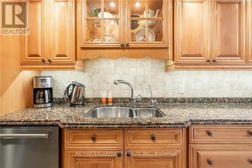 31 Ackland Street, Hamilton (Stoney Creek Mountain), ON - Indoor Photo Showing Kitchen With Double Sink With Upgraded Kitchen