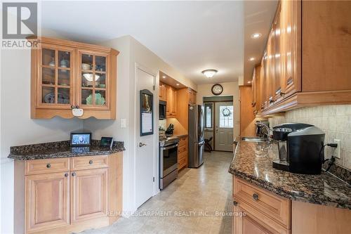 31 Ackland Street, Hamilton (Stoney Creek Mountain), ON - Indoor Photo Showing Kitchen