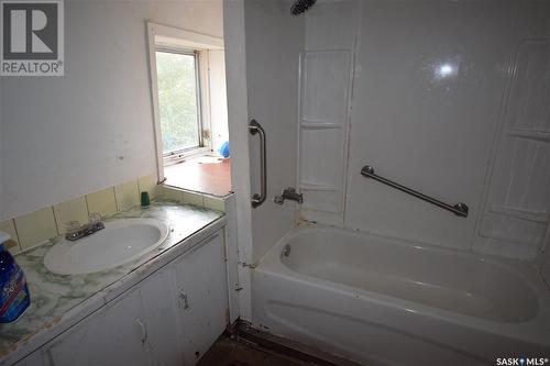 917 14Th Street W, Prince Albert, SK - Indoor Photo Showing Bathroom