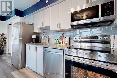 505 - 1480 Bayly Street, Pickering, ON - Indoor Photo Showing Kitchen With Upgraded Kitchen