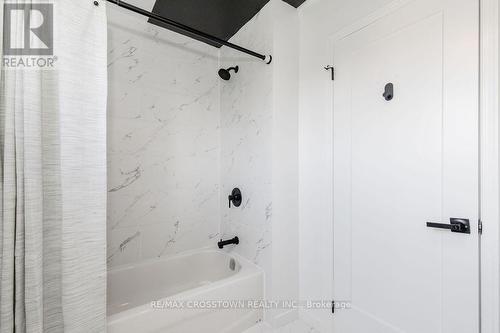 987 Garden Avenue, Innisfil (Alcona), ON -  Photo Showing Bathroom