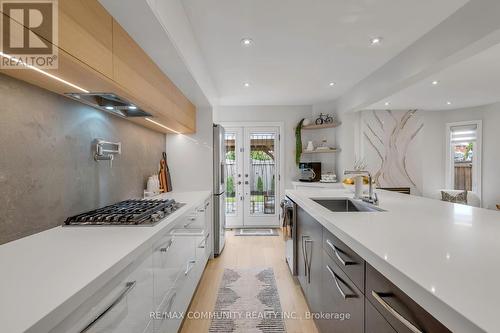 33 Umbria Crescent, Vaughan (West Woodbridge), ON - Indoor Photo Showing Kitchen With Upgraded Kitchen