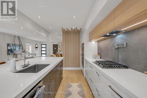 33 Umbria Crescent, Vaughan (West Woodbridge), ON - Indoor Photo Showing Kitchen With Upgraded Kitchen