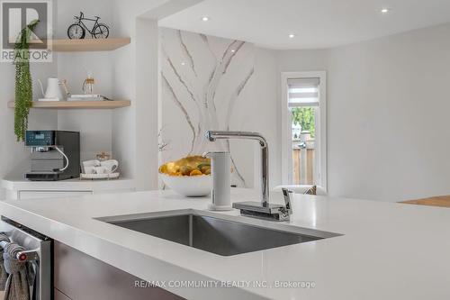 33 Umbria Crescent, Vaughan (West Woodbridge), ON - Indoor Photo Showing Kitchen