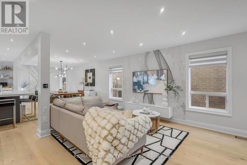 33 Umbria Crescent, Vaughan (West Woodbridge), ON - Indoor Photo Showing Living Room