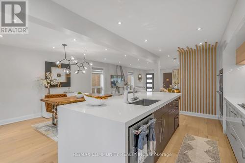 33 Umbria Crescent, Vaughan (West Woodbridge), ON - Indoor Photo Showing Kitchen With Upgraded Kitchen